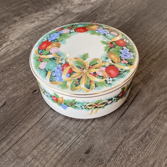 MIKASA| vintage Christmas bouquet porcelain trinket - Picture 1 of 8